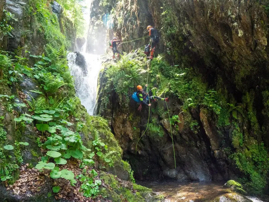 Canyoner on rope — structured progression in action